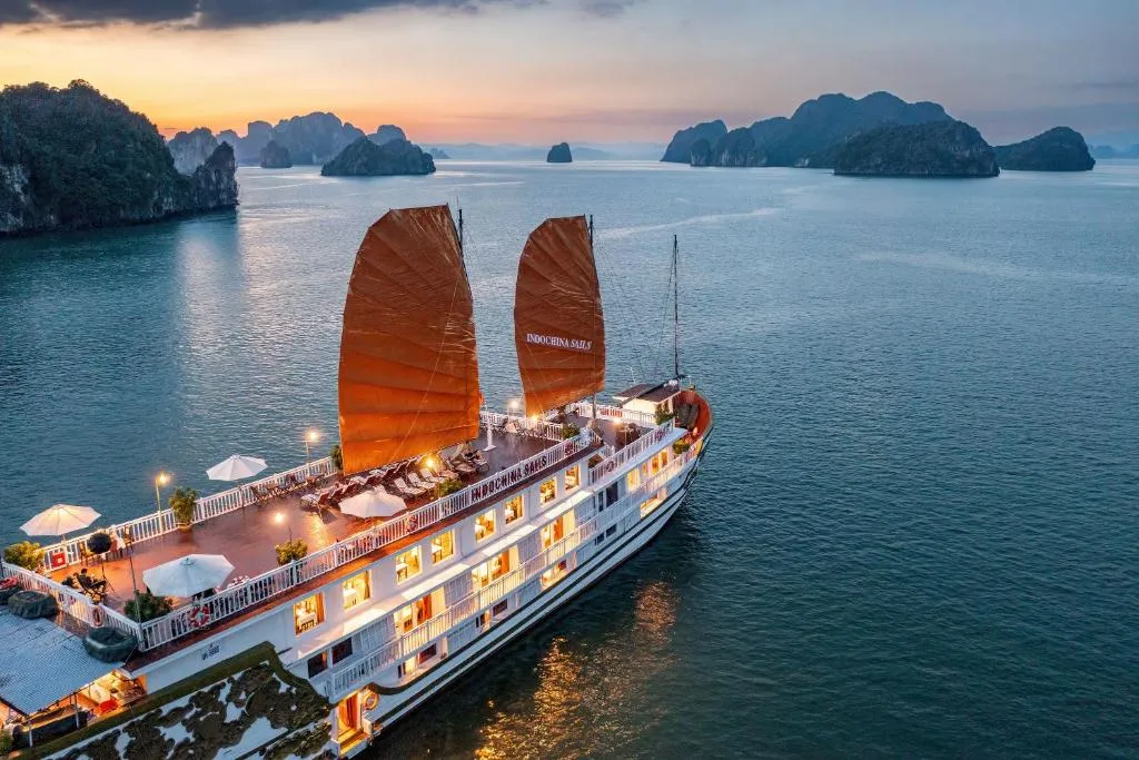 Indochina Sails: best halong bay cruises 2019 compreso kayak relax swim cave e pasti completi